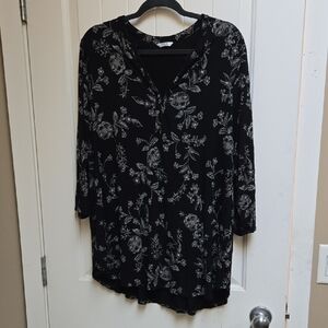 Penn Penningtons Plus Size 2x Black Floral V-Neck Tunic Top with Button Detail